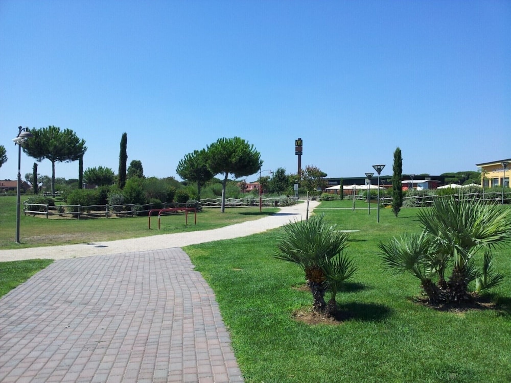 Villa Sleeps 6 With Garden and Gym