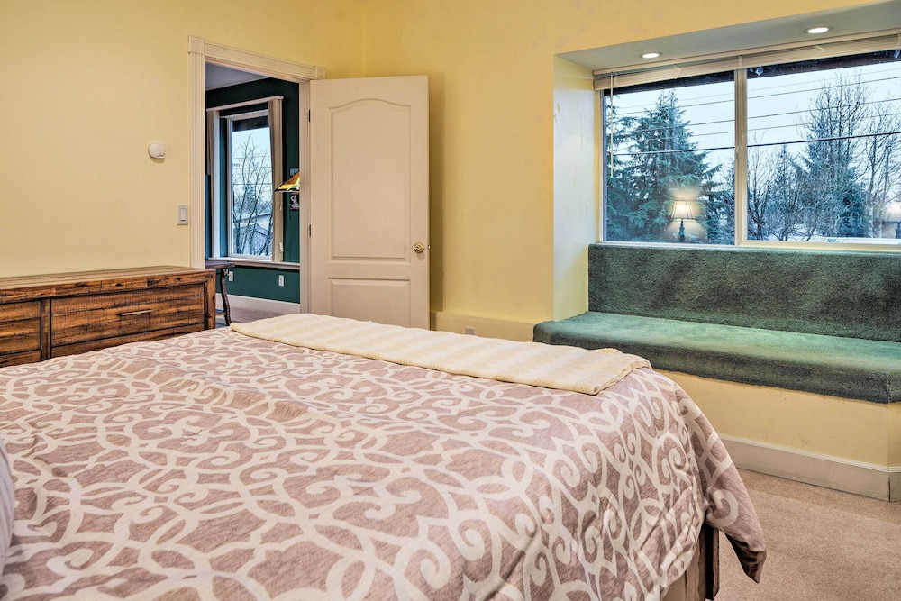 Ketchikan Vacations - Ketchikan Home: Bay Views, 1/2 Mi to Hiking Trails - Property Image 2