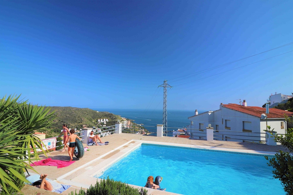Apartment in Roses Near Waterfront & Mountains