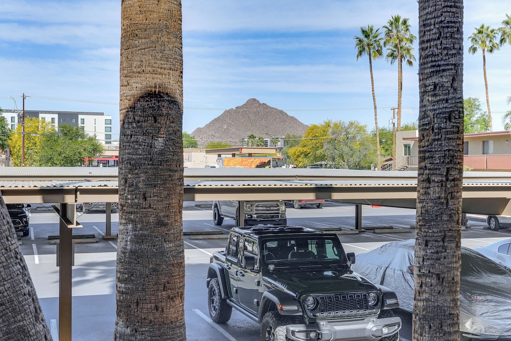 < 1 Mi to Old Town: Scottsdale Condo w/ Balcony