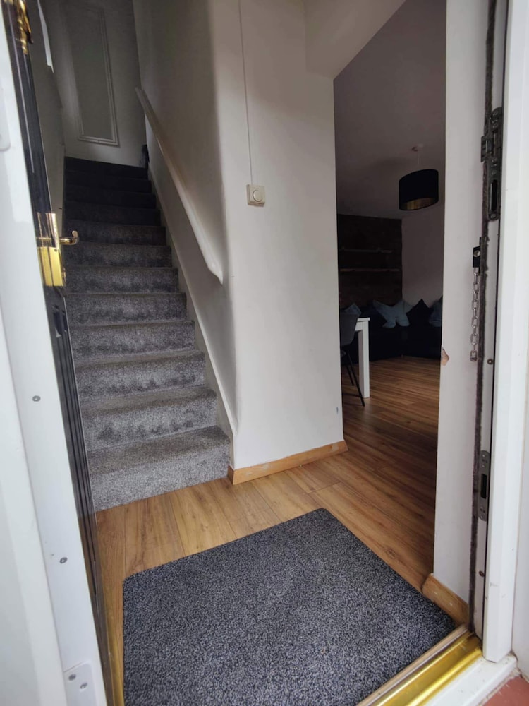 3 Bed House - Sleeps 7 - Garden - Parking - Wifi
