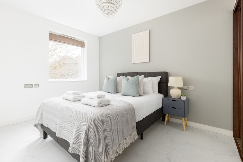 Luminous 2 Bed Balcony Flat in Islington