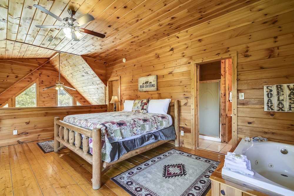 Mountain Serenity 2 Bedroom Cabin by RedAwning view 5