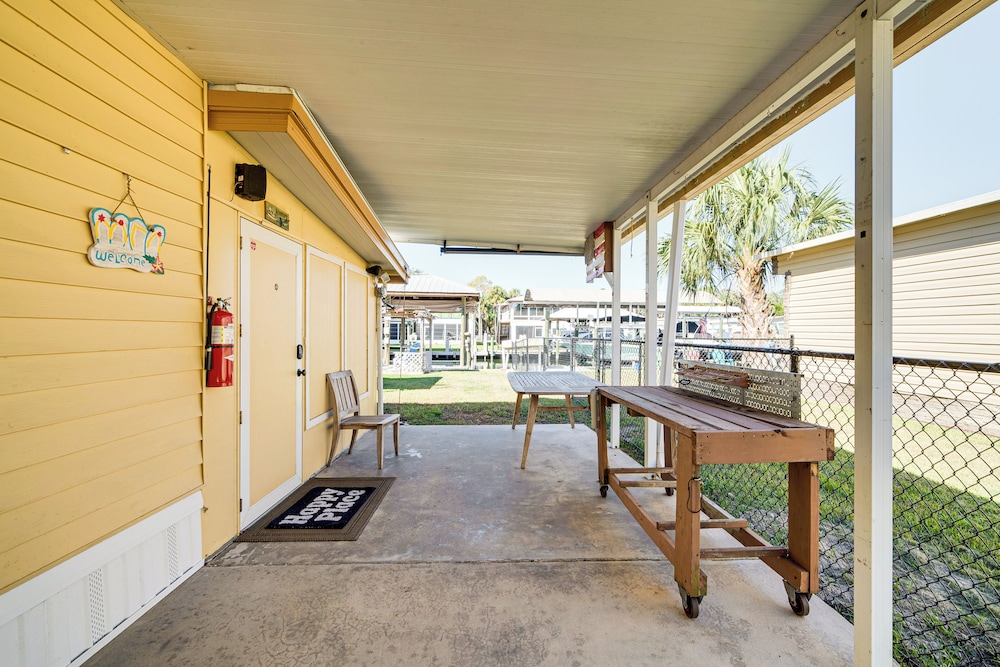 2 Mi to Beach! Canal-front Escape in Crystal River