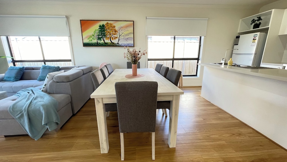 Relax 5 BRM Rental house near Melton