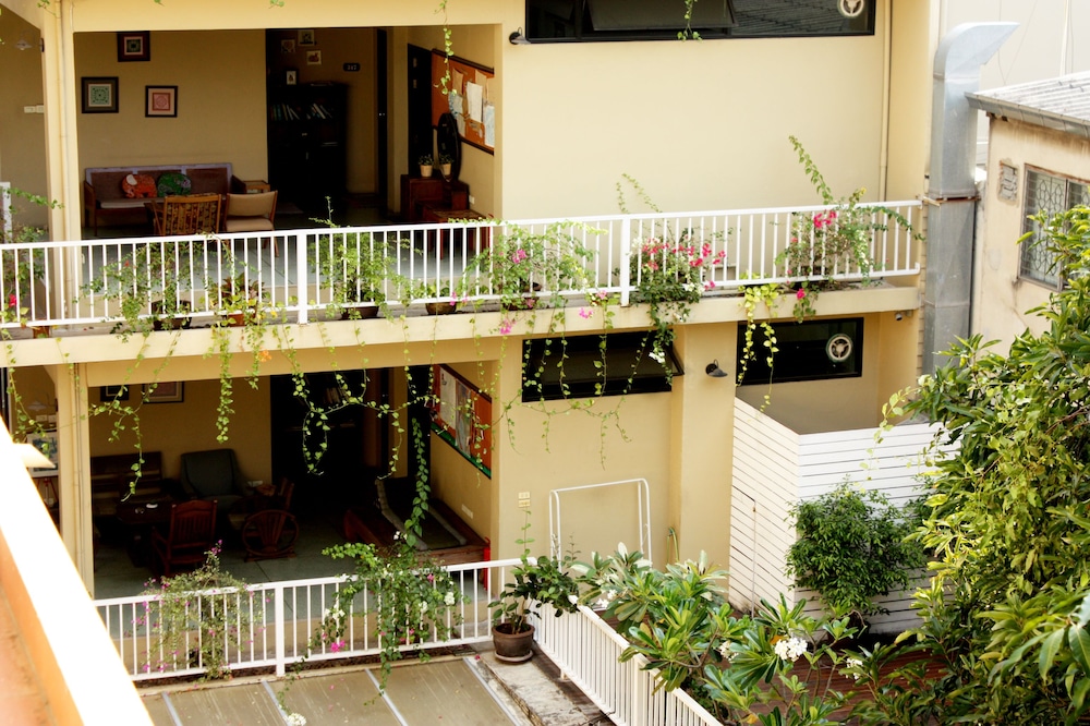 Feung Nakorn Balcony Rooms and Cafe