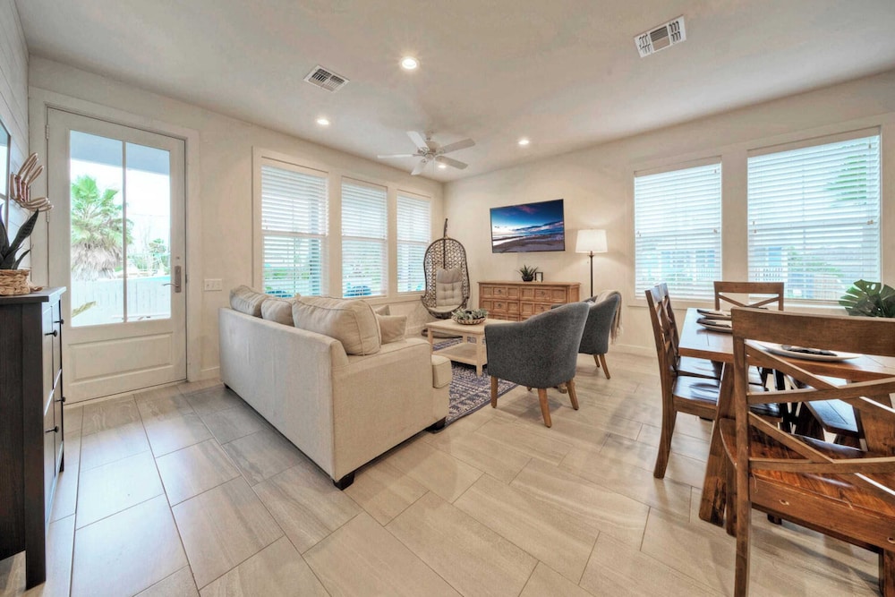 Sleeps 20 2 Homes in Mercer Village w/ Pool Heart of Old Town, Walkable