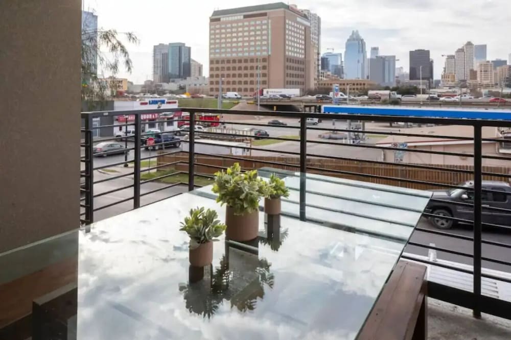 New Skyline Townhome on 6th