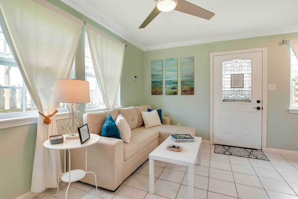 1 Block to Beach: Galveston Coastal Cottage
