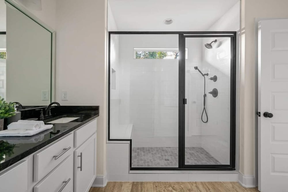 1 King 1 Queen 2 Double Garage Washer Dryer