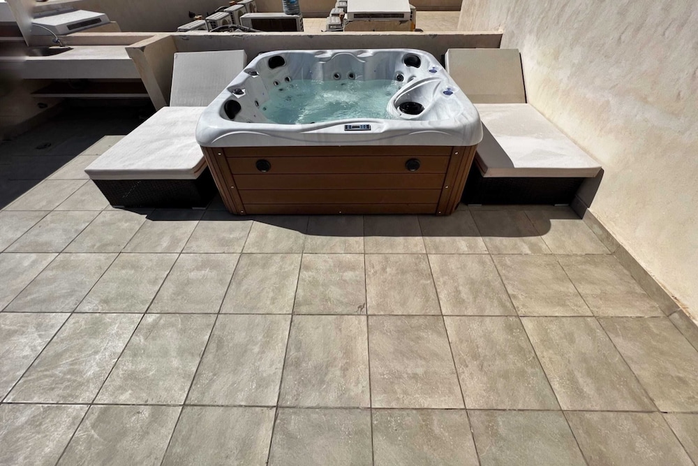 Xuru Stays I Exotic 1bdr w/ Outdoor Terrace Pool & Beach Access