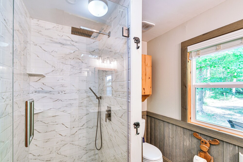 Woodsy 20-acre Retreat w/ Hot Tub in Mancelona