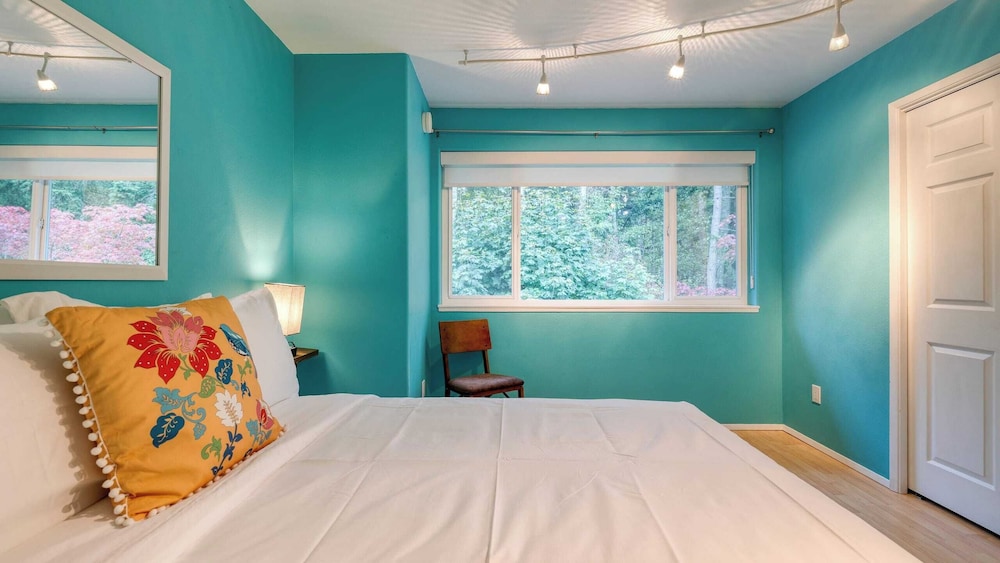 Stylish Forest Getaway on Whidbey Island Near Beaches, Wineries & Trails Cedarview Retreat by Avantstay