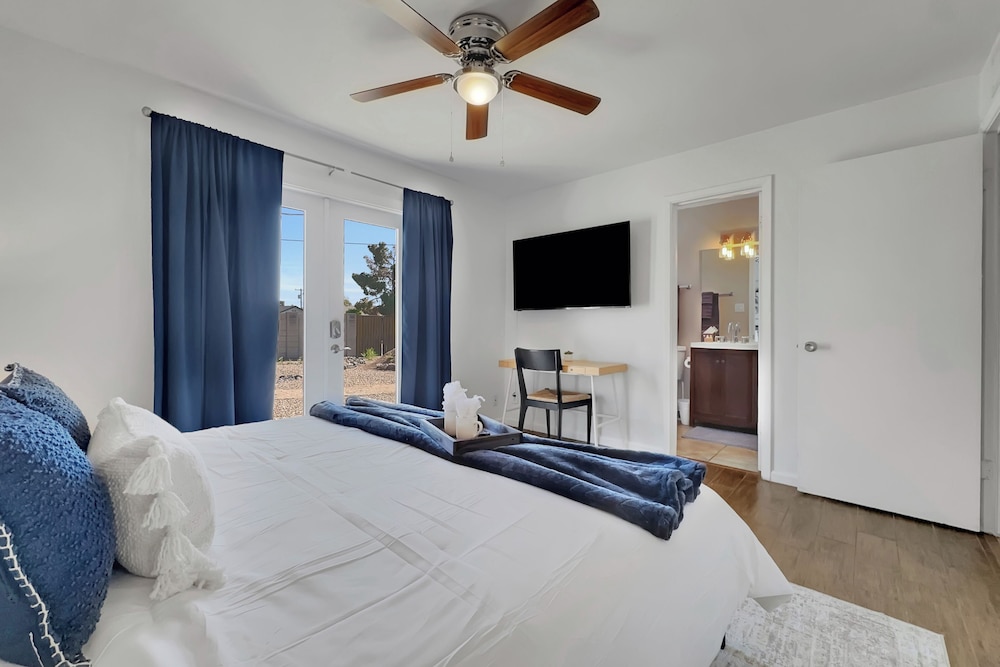3 Mi to Old Town Scottsdale: Home w/ Patio!