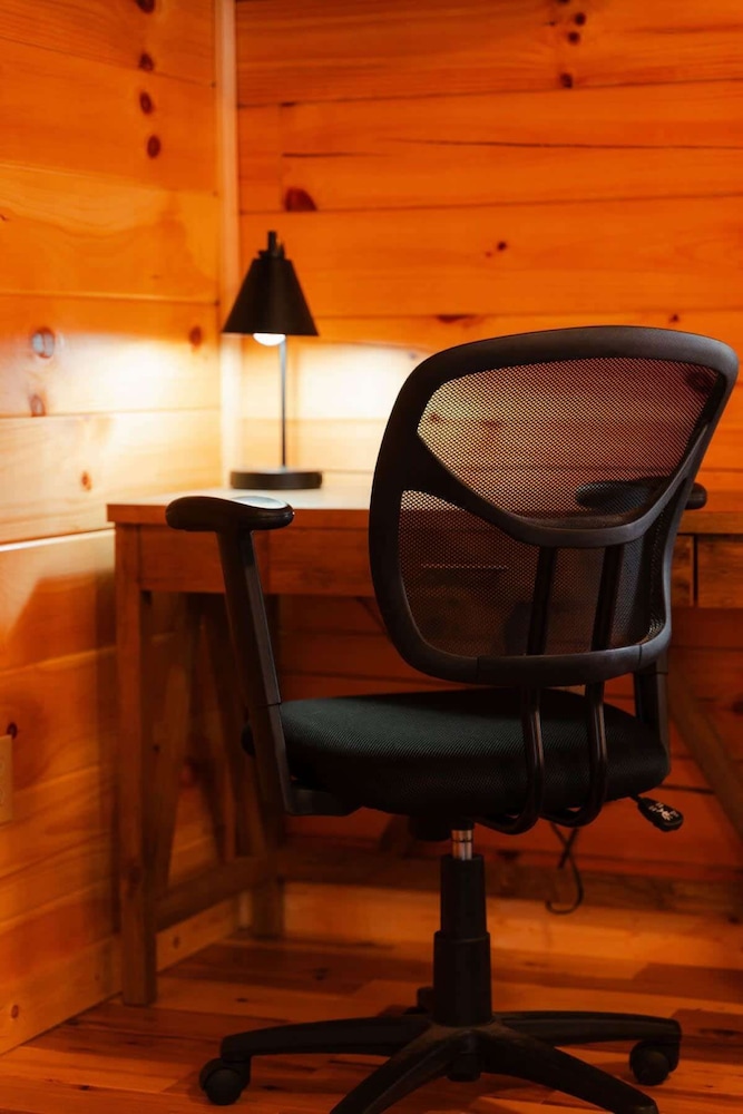Sleeps 16! Luxury Cabin With Game Room & Hot Tub