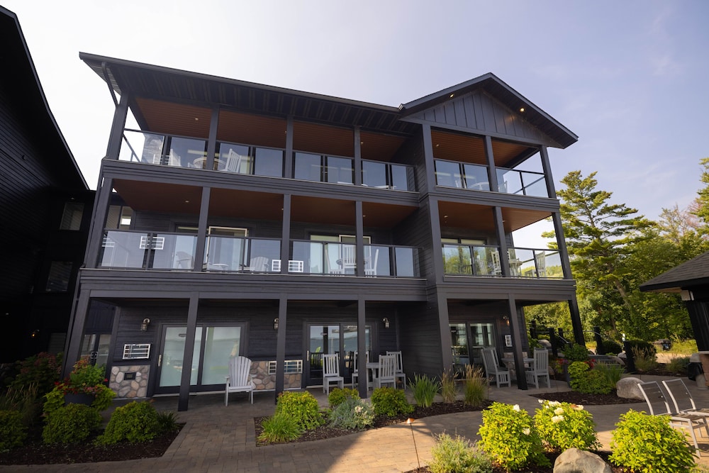 Quarterdeck Resort & Restaurant