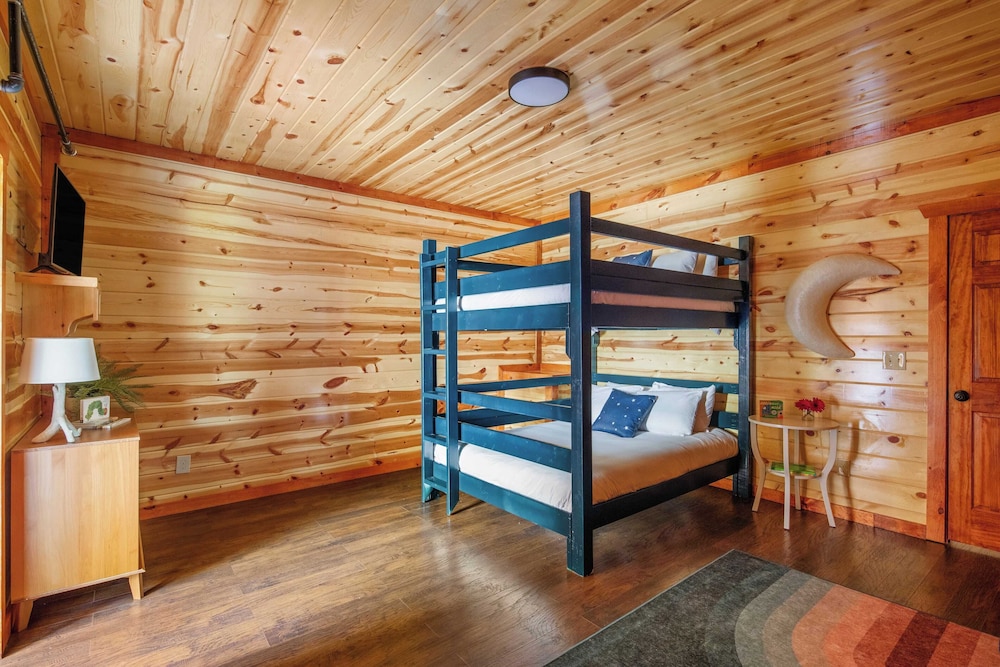 Smoky Ridge by Avantstay Renovated Cabin w/ Indoor Pool Game Room + Theater