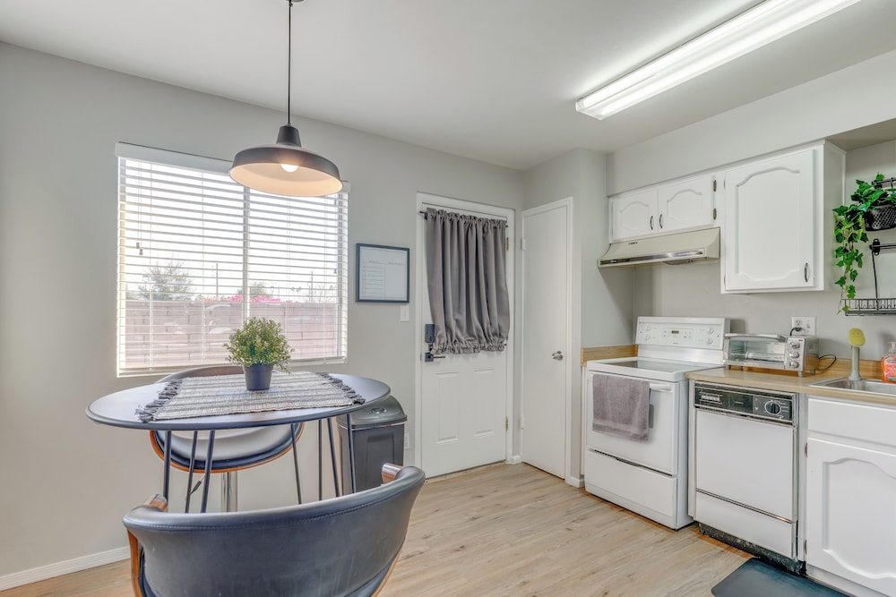 Walk to Conveniences: Tempe Condo w/ Pool!