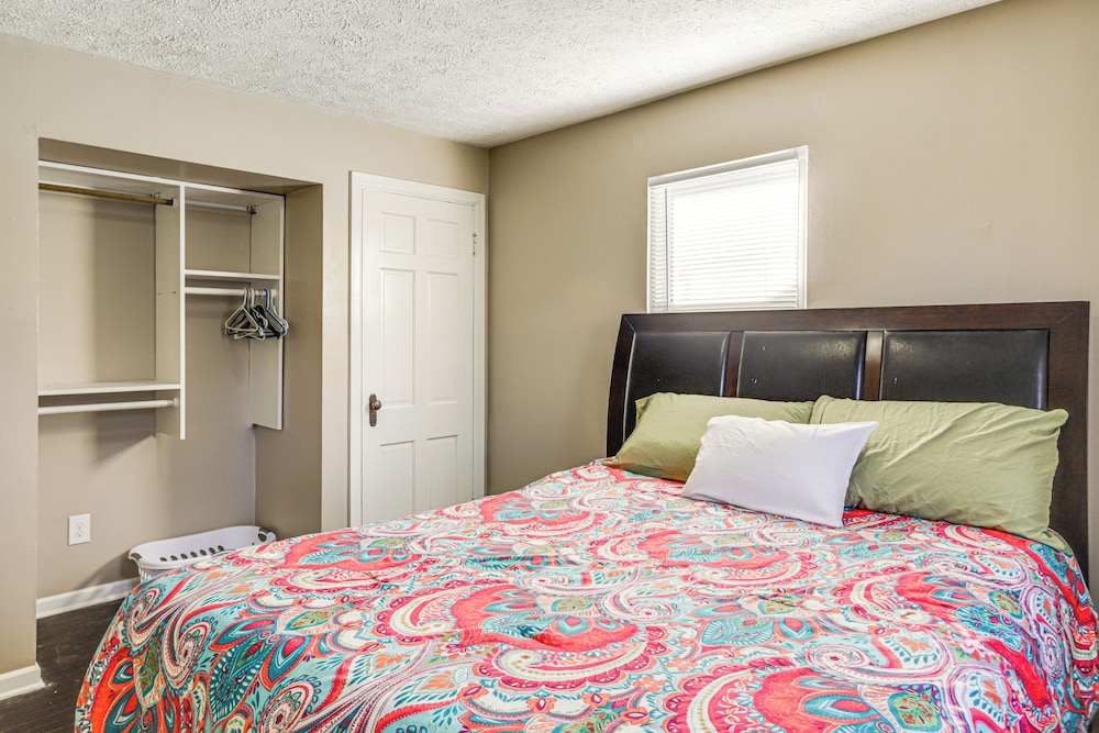2 Mi to UD: Pet-friendly Home w/ Fenced Yard!