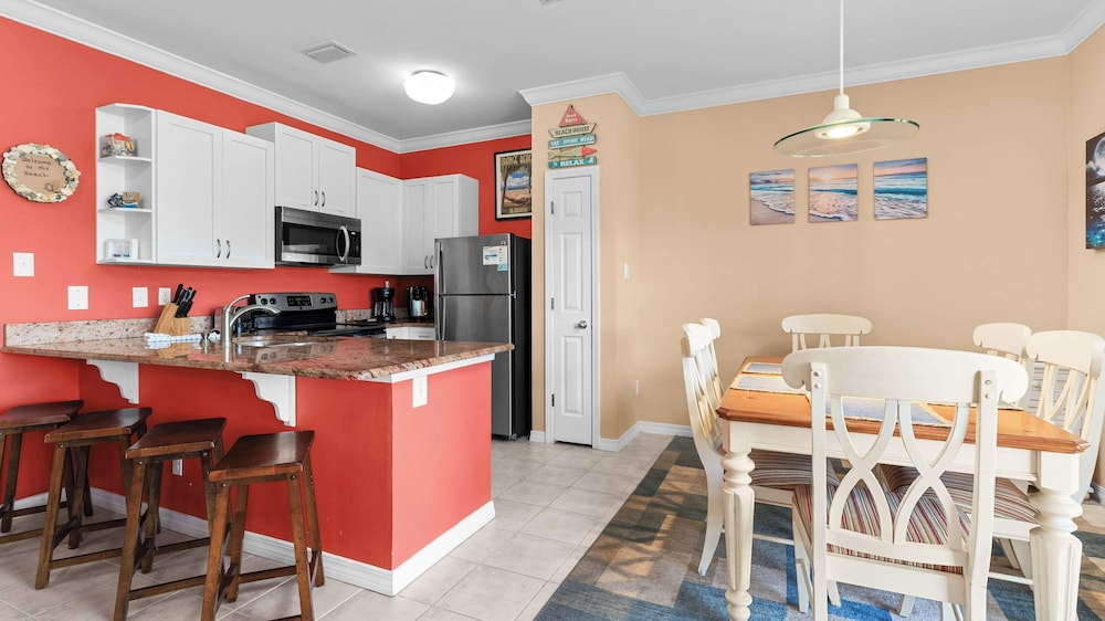 Cozy Family Home - Community Pool, Private Porch, 10-minute Walk to Beach