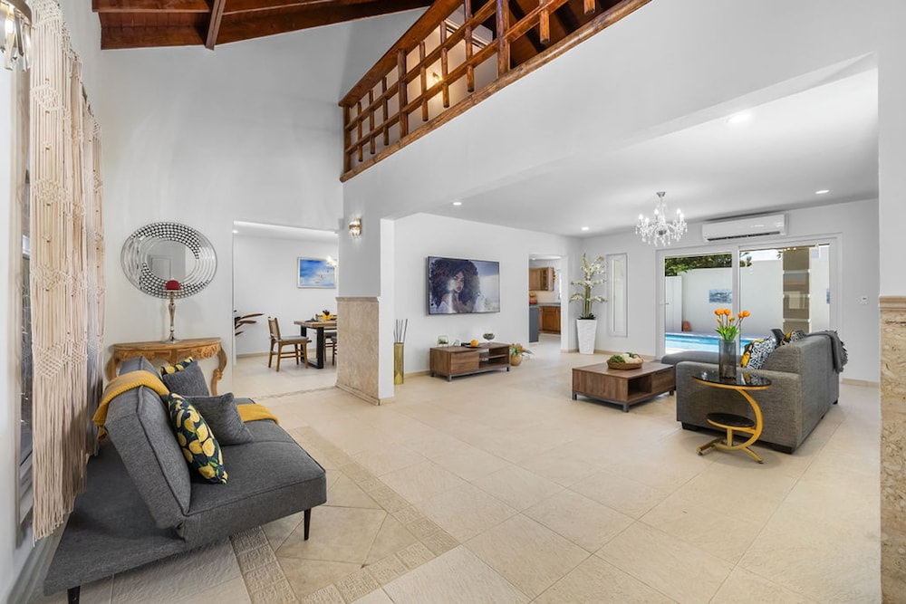 Spacious Renovated House Prvt Pool 5 min to Bch