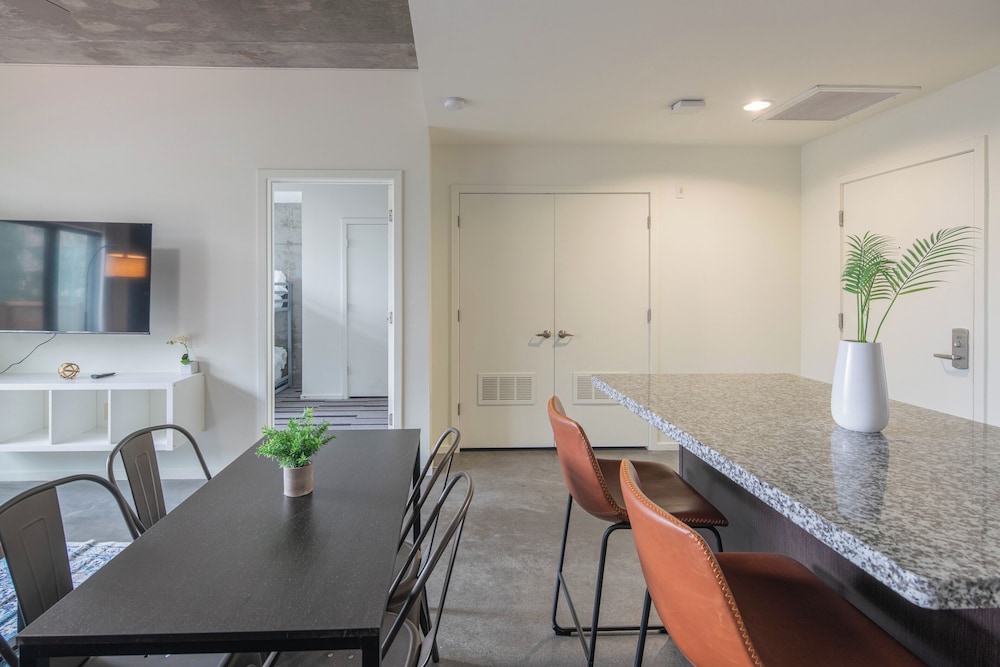 ROVE LIVING/KL - Roosevelt Point