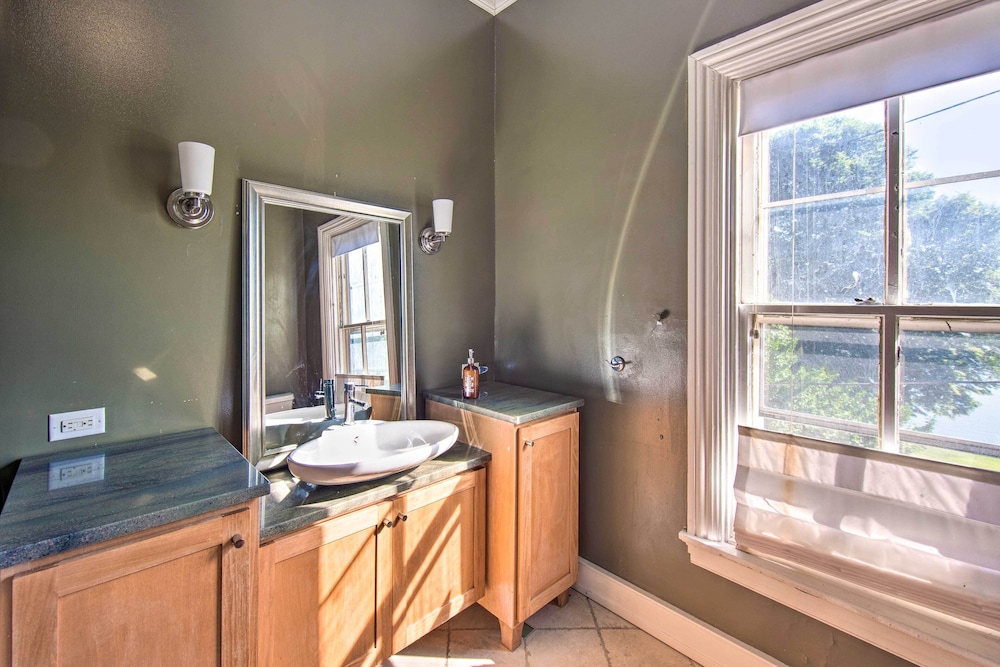 1 Mi to Dtwn: Historic Harrisburg Home view 2