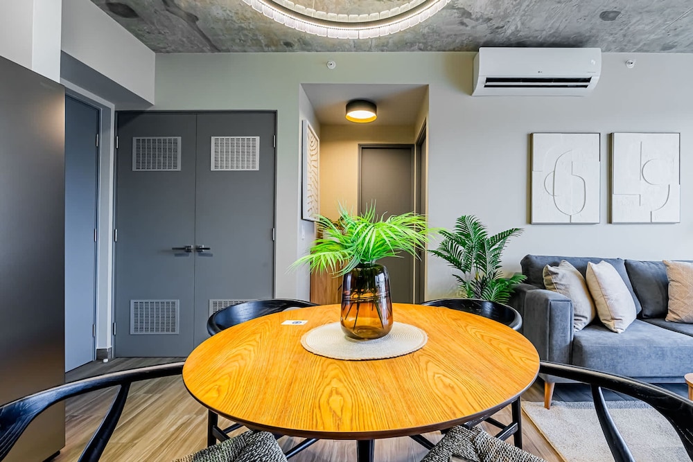 w Trendy 2BR w Balcony in the Heart of Centriqo