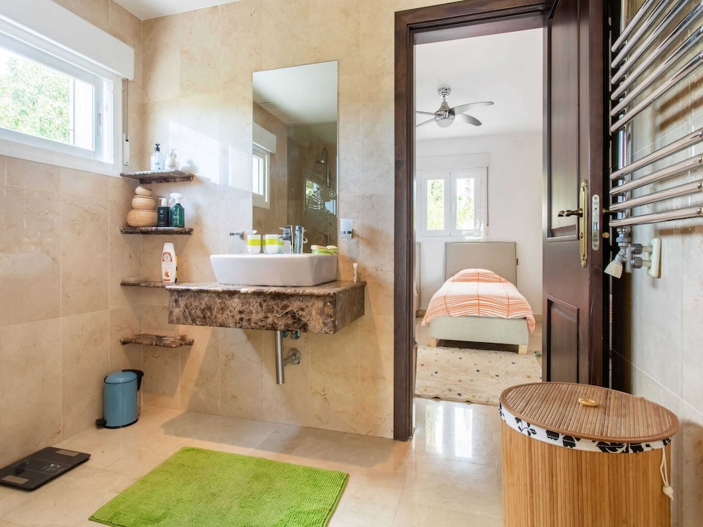 Villa in Granada With Sea Views & Pool