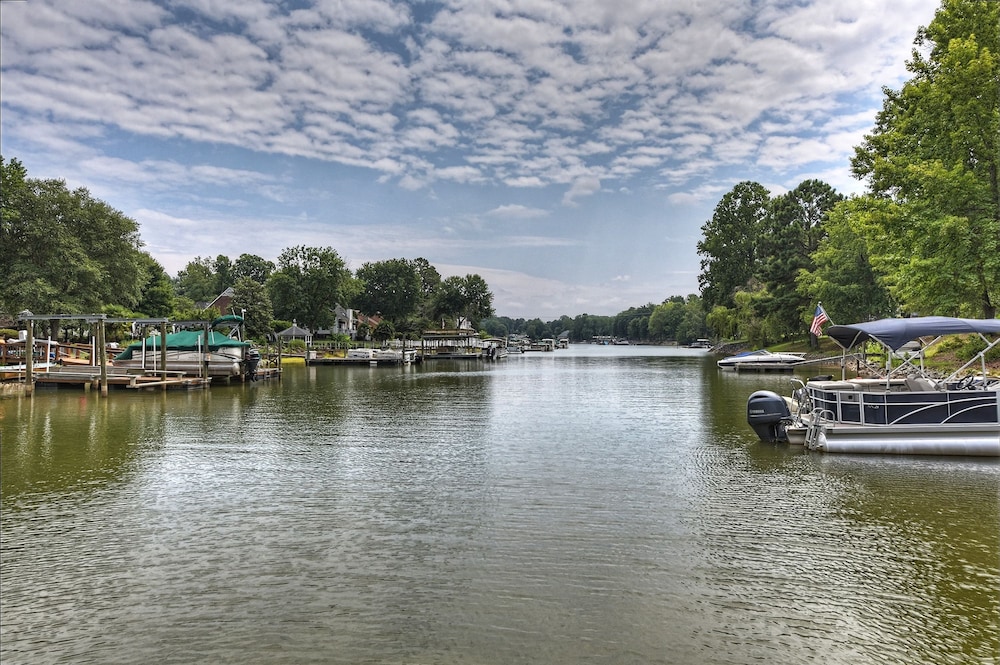Shades of Summer by Avantstay Gazebo Dock View