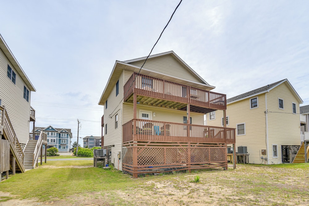 Walk to Beach + Restaurants: Outer Banks Retreat