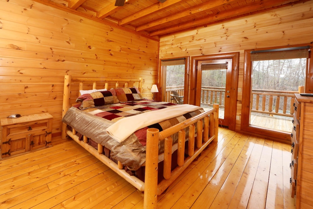 Smoky Mountain Cinema - Six Bedroom Cabin view 2