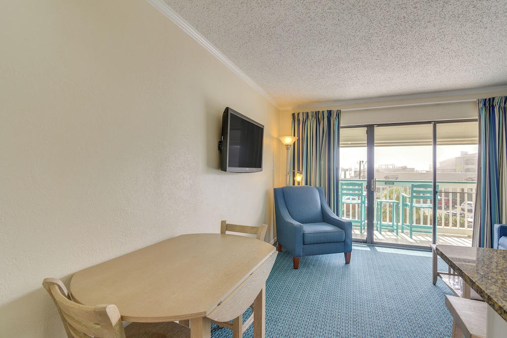 Steps to Beach: Galveston Condo w/ Balcony!