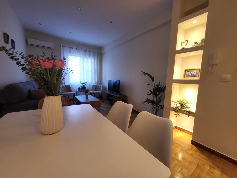 2 bd Renovated Flat at Acropolis