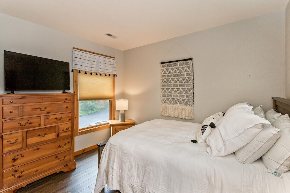 Beautiful Mountain Views~comfortable And Stylish Home~ 2 Bedroom Condo by RedAwning view 4