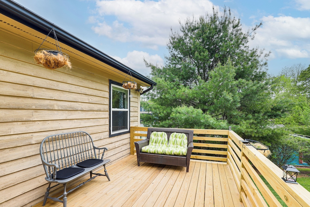 3 Mi to Dtwn Asheville: Duplex w/ Spacious Yard!
