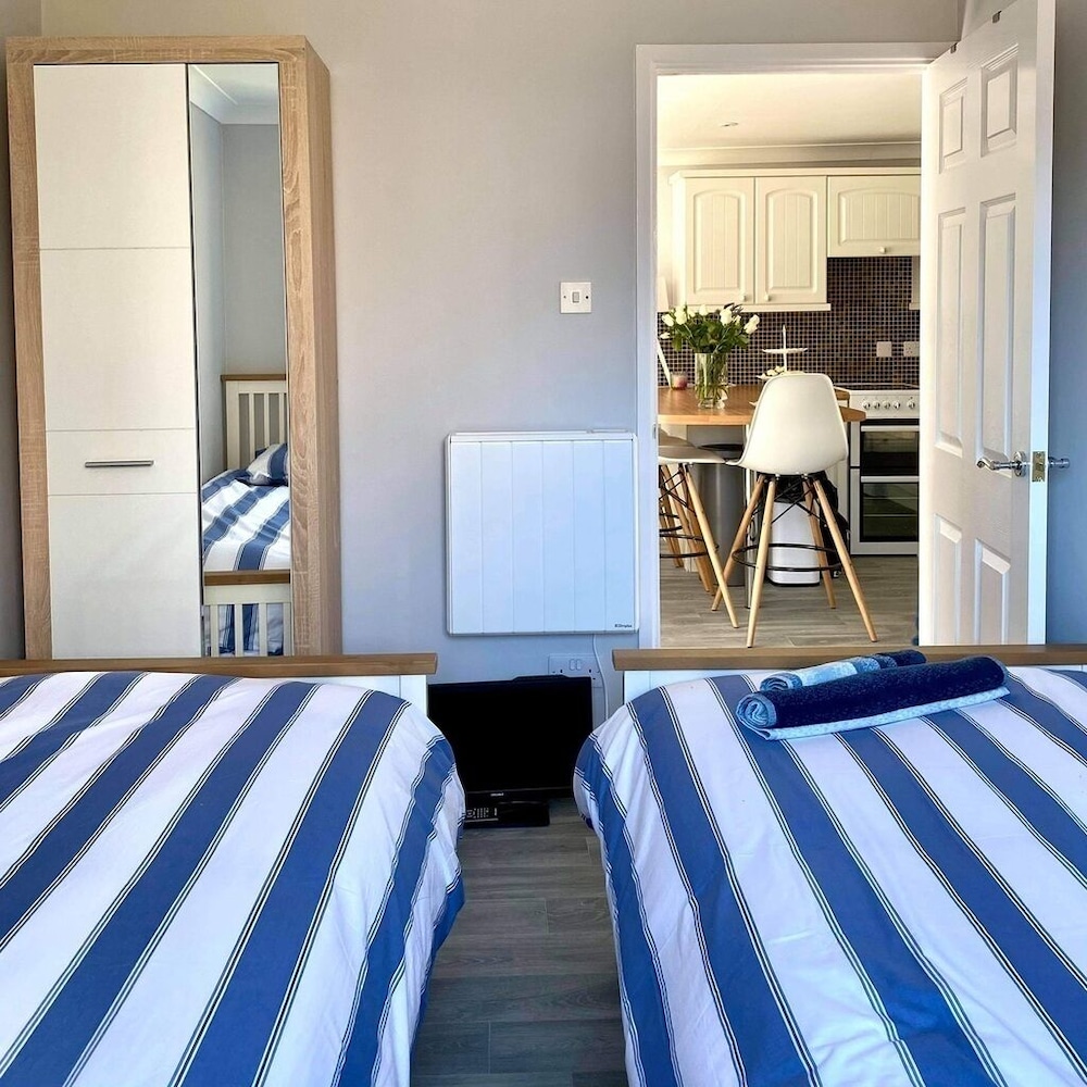 2 Bed Villa Sleeps 4 - Wifi, Garden, Sea Views view 4