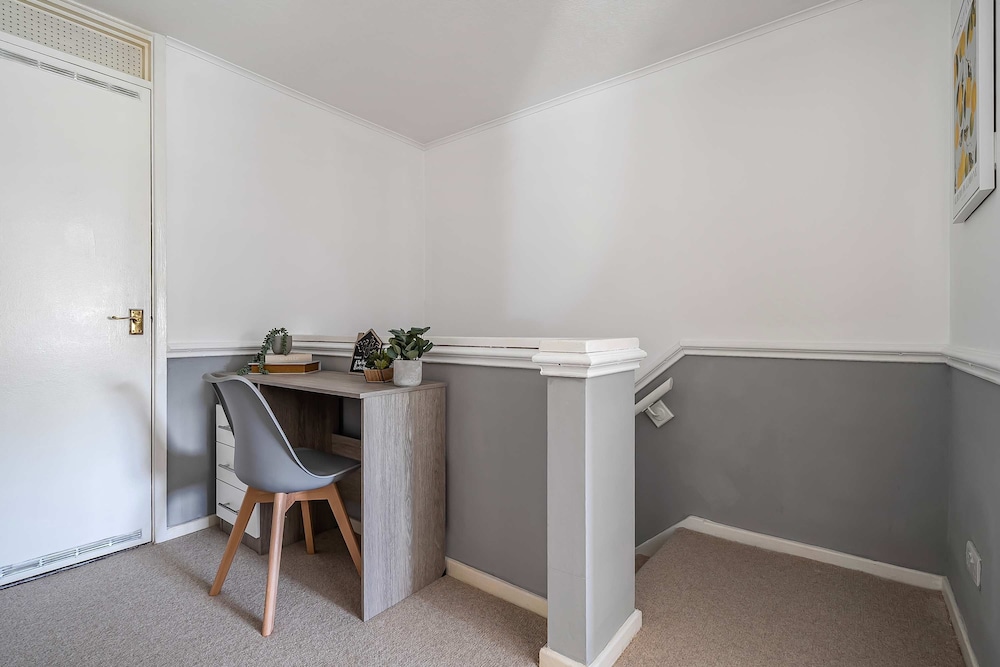 Stylish 2BR Apartment Near MCR Airport