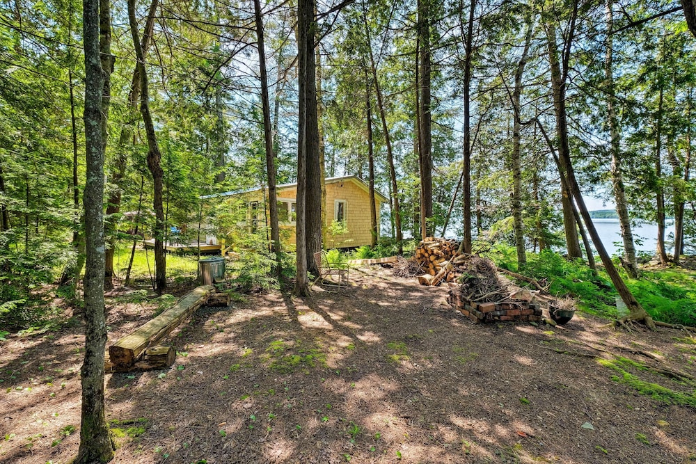 Cozy Lakefront Madison Cabin w/ Dock & Kayaks