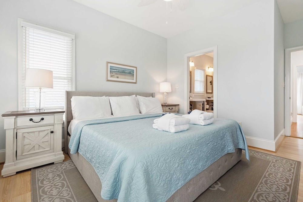 Oceanfront w/ Pool, Panoramic Deck Views, 5bdr Folly Ocean Breeze by Avantstay