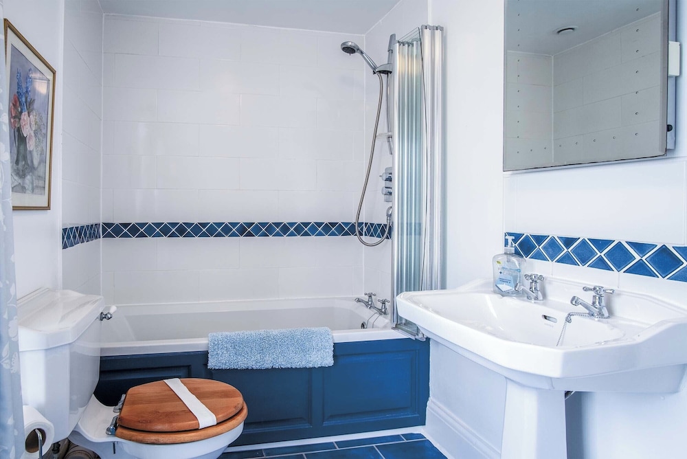 Hall House - 3 Bedroom Cottage - Saint Florence view 2