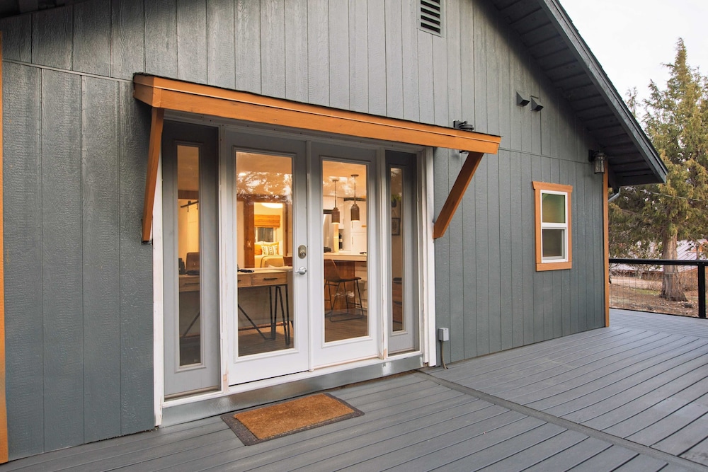 Cozy 2BR Fawnskin Cabin Big Bear Lake, Hiking Trails & Snow Summit Nearby