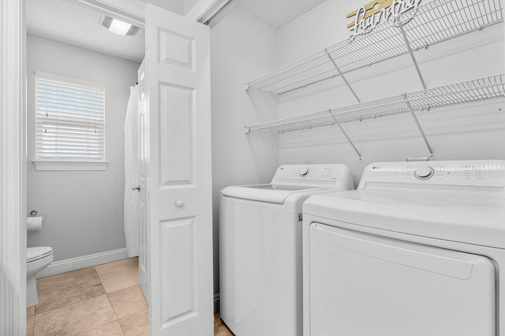 Palm Breeze Retreat Sleeps 10!