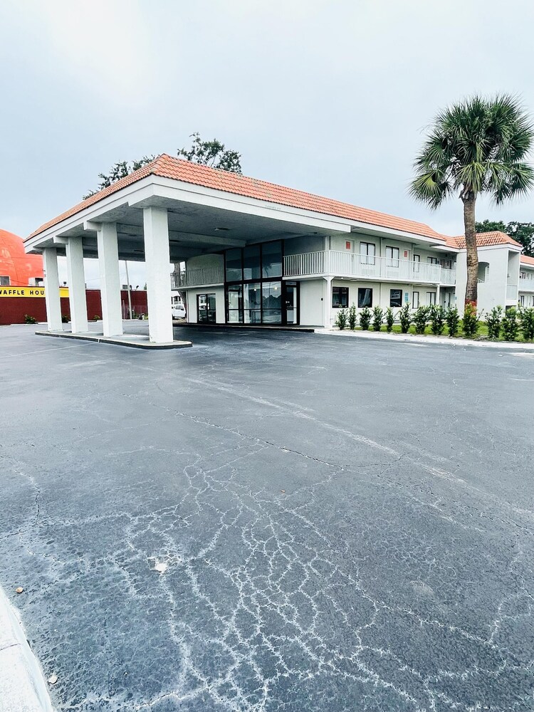 1/1 Condo-hotel With Double bed and Community Pool Miles From Disney!