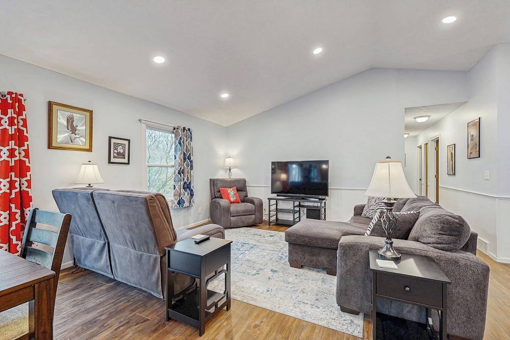 Charming 3BR Home w/ Lake Access & Pool Table
