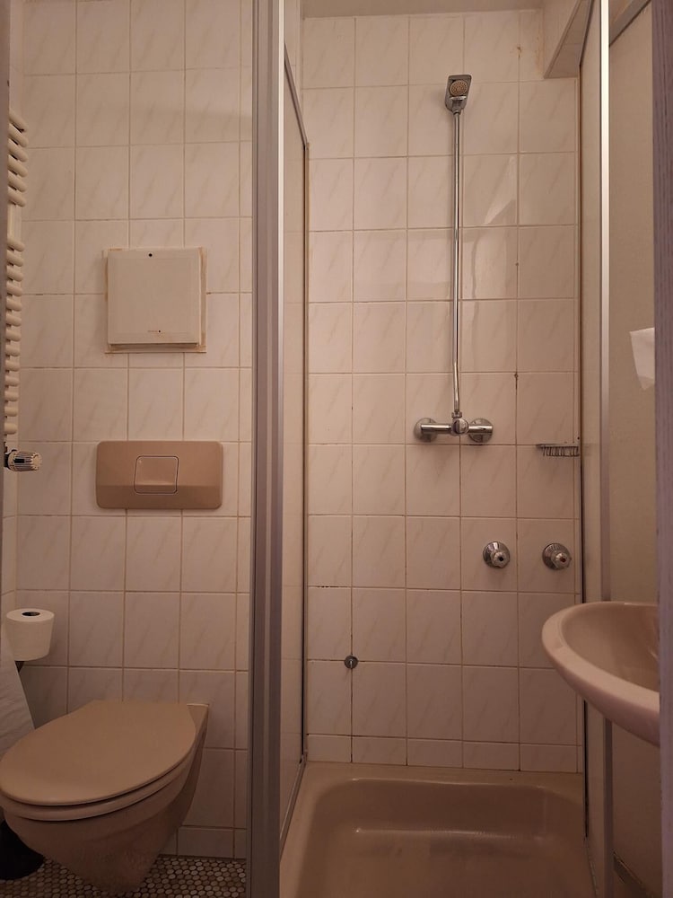 2-Rent Group Hostel Rooms AUB162