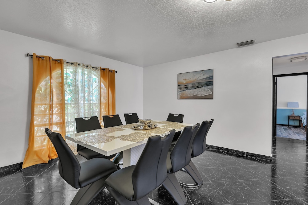 Relaxing Family Retreat In The Heart Of Sebastian 3 Bedroom Home