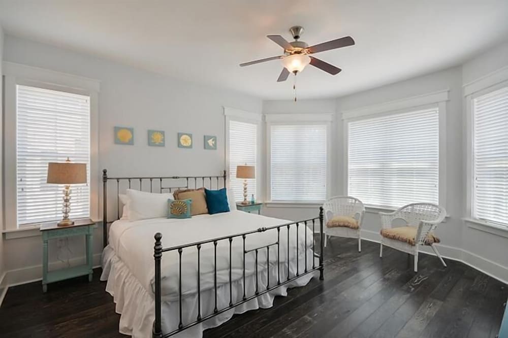 WHITE SAND REUNION 5 Bedroom Holiday Home by Five Star Properties