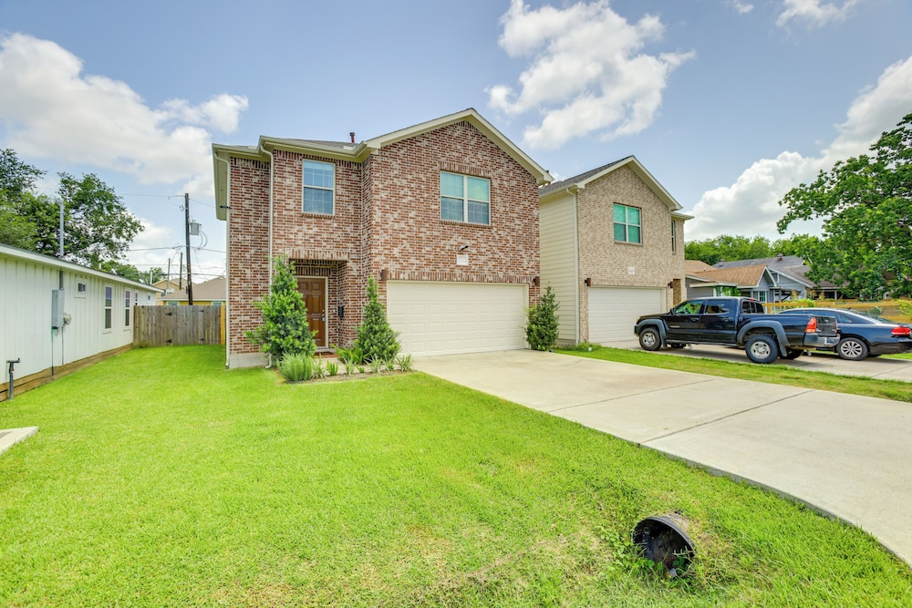 Yard + Pergola: Home 5 Mi to Dtwn Houston!