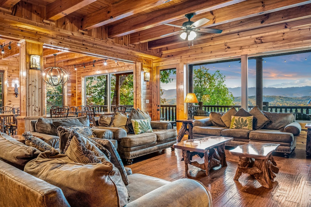 Grand View Lodge Panoramic Views Hot Tubs Game Room Theater Sleeps 56 Guests